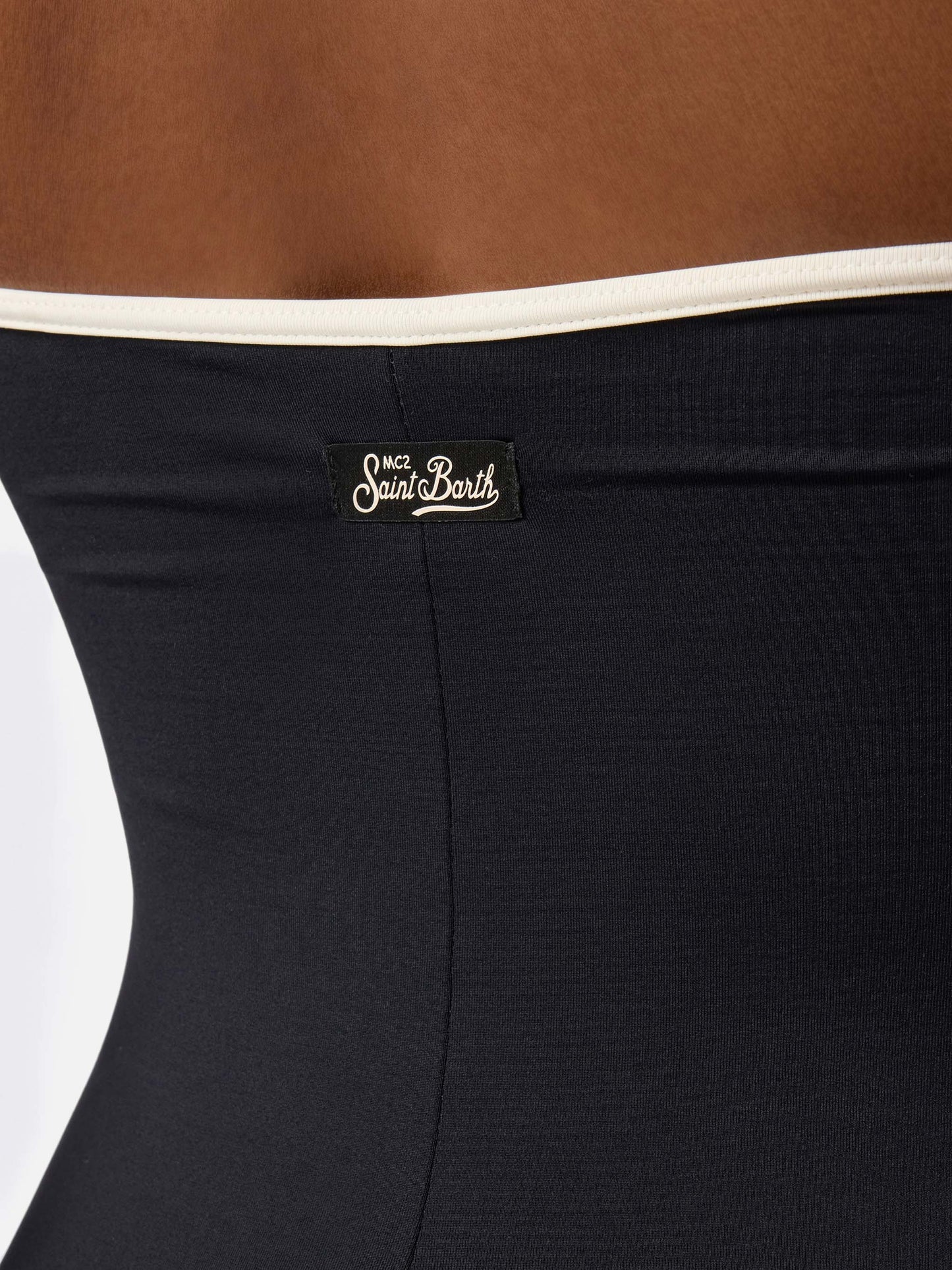 Costume intero Khyra String a fascia nero con dettagli a contrasto