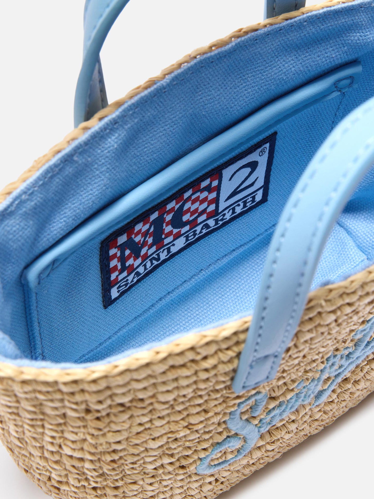 Borsa City micro in raffia con logo azzurro ricamato a contrasto