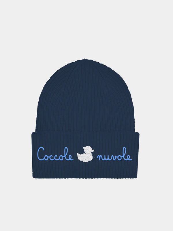 Kinderblaue, gerippte Mütze mit Coccole-Nuvole-Stickerei | COCCOLEBIMBI SONDERAUSGABE