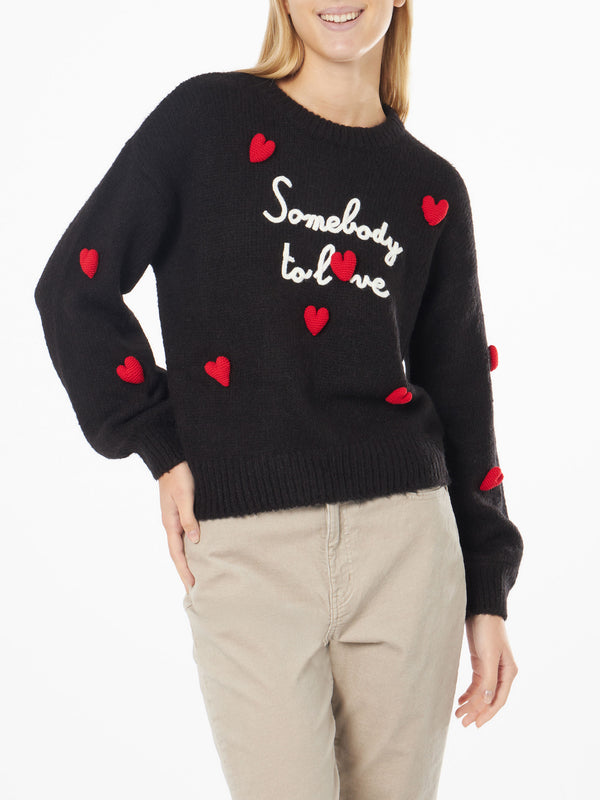 Weicher, kastenförmiger Damenpullover mit „Somebody to Love“-Stickerei und gehäkeltem Herzaufnäher