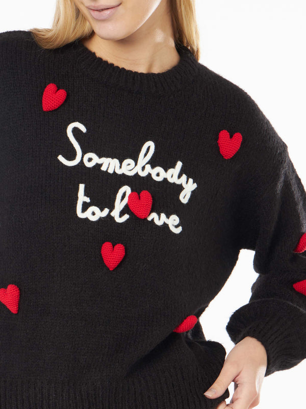 Weicher, kastenförmiger Damenpullover mit „Somebody to Love“-Stickerei und gehäkeltem Herzaufnäher