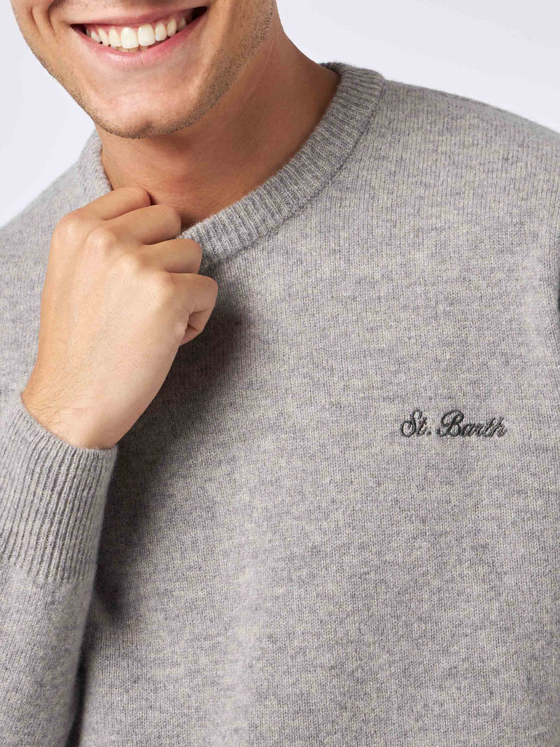 Graumelierter Herrenpullover mit Rundhalsausschnitt und St. Barth-Stickerei