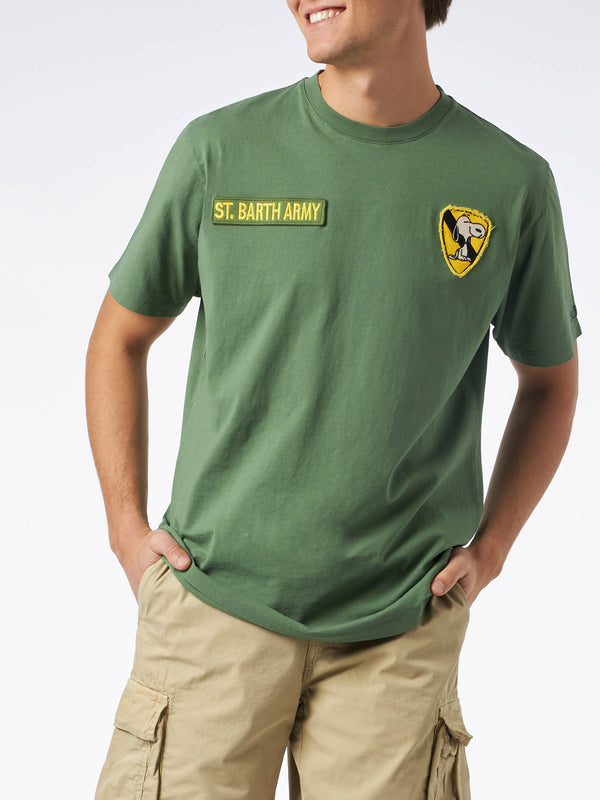 T-shirt da uomo in cotone trattamento vintage con patch Snoopy army | SNOOPY - EDIZIONE SPECIALE PEANUTS™