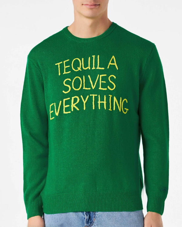 Grüner Herrenpullover mit Tequila solves everything Stickerei