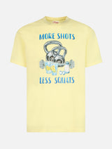 Herren-T-Shirt aus Baumwolle mit platziertem „More Shots Less Squats“-Aufdruck