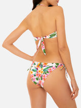 Weißer Bikini mit buntem Blumendruck