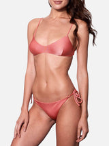 Glänzender pfirsichfarbener Bikini mit Bralette-Oberteil