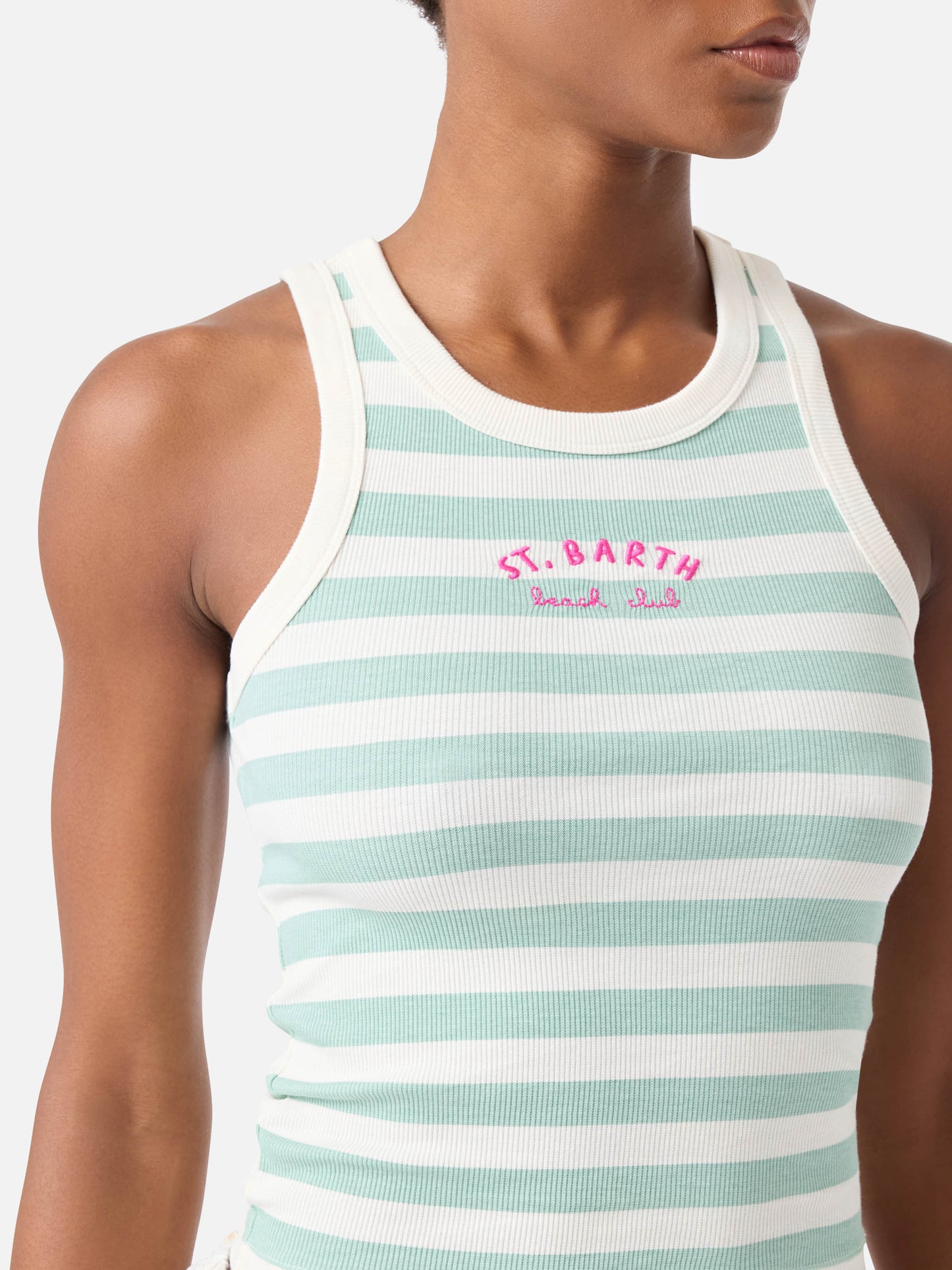 Gestreiftes Ada Tanktop in Salbeigrün mit Beach Club-Stickerei 