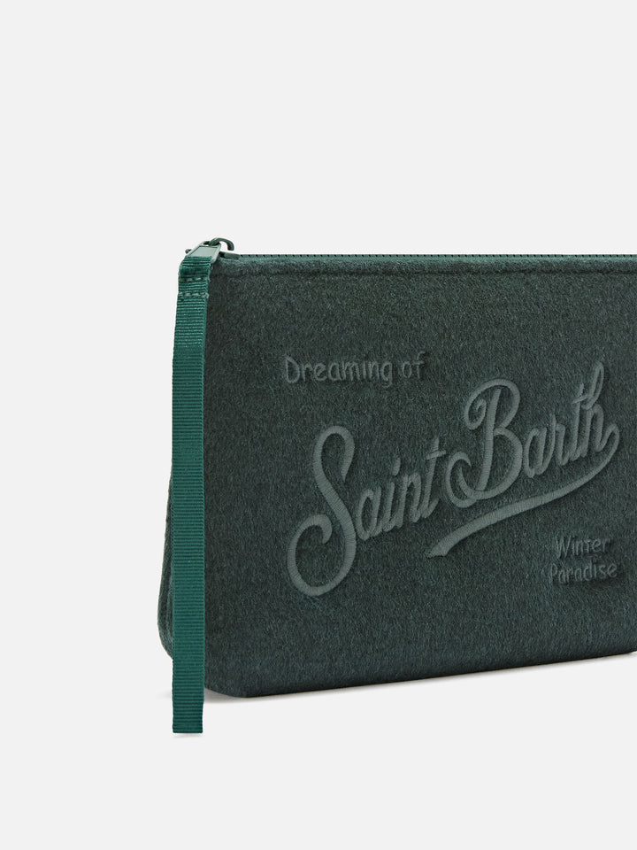 pochette en feutre vert Aline avec broderie logo 
