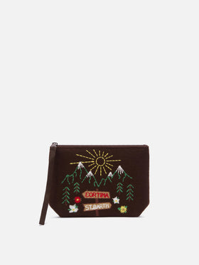 Braune Aline aus Filz pochette mit aufgestickter Berglandschaft 