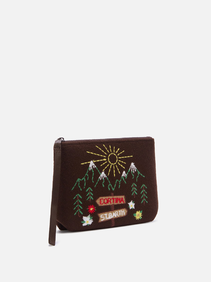 Braune Aline aus Filz pochette mit aufgestickter Berglandschaft 