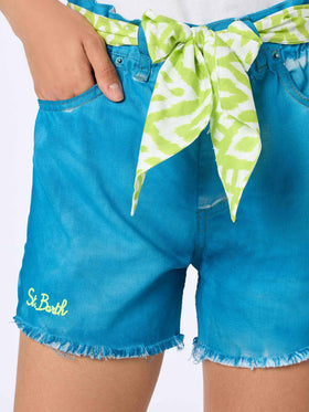 Short en denim Arizona turquoise avec broderies et appliqués 