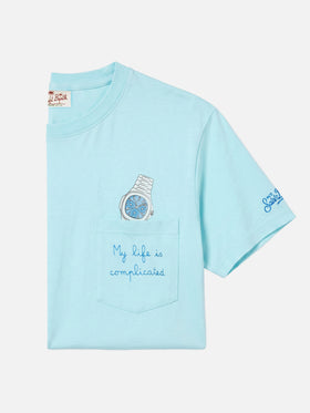 Camiseta Austin azul claro con bordado de reloj y My Life Is Complicated 