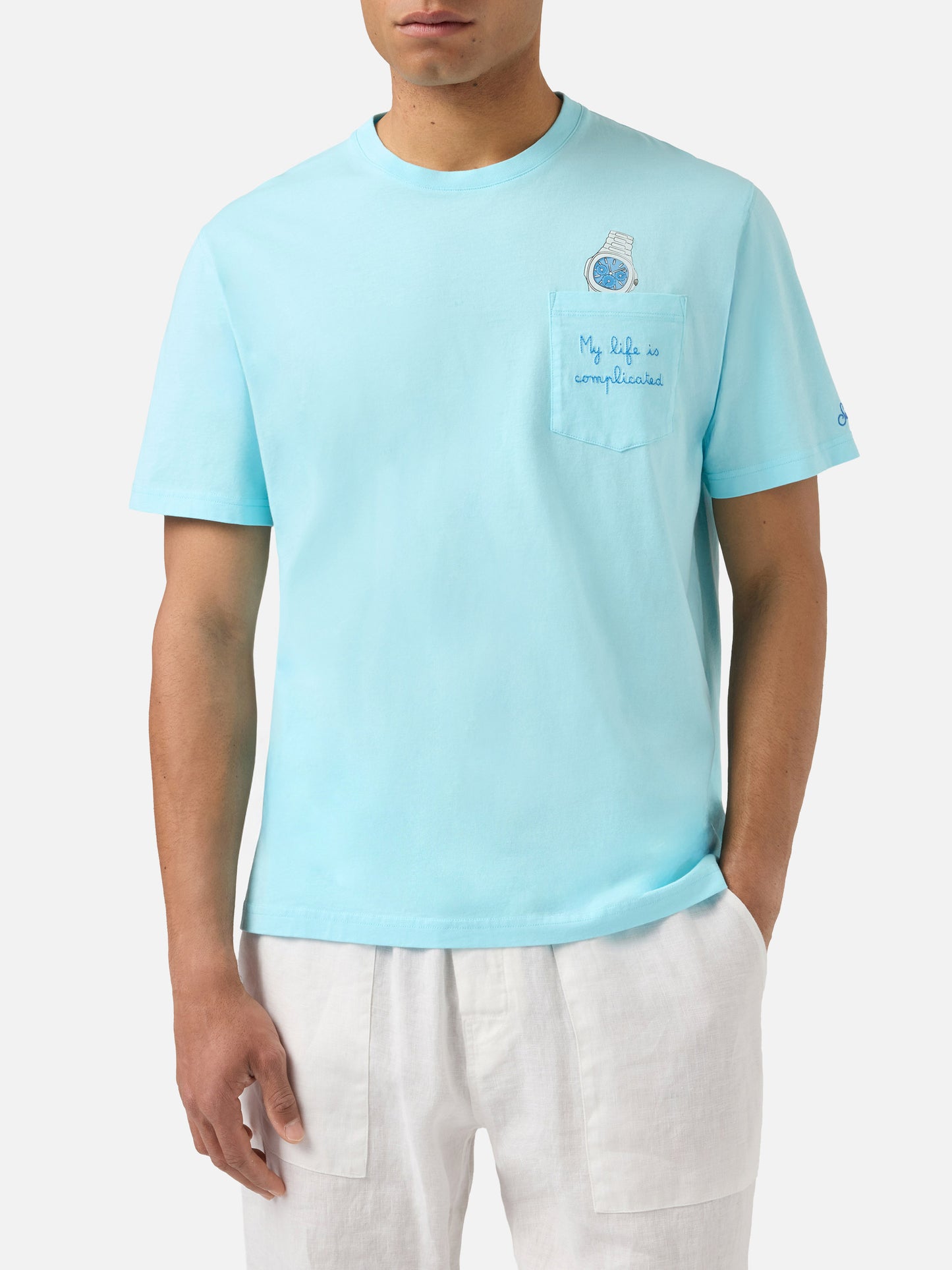Camiseta Austin azul claro con bordado de reloj y My Life Is Complicated 