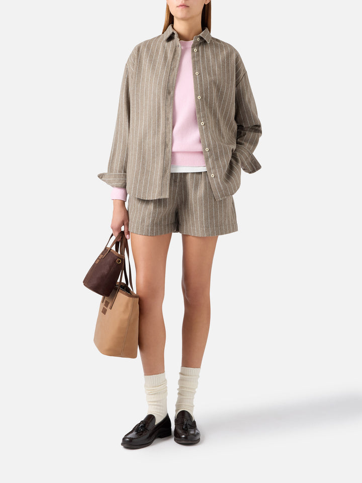 Shorts Aya beige de franela en mezcla de lana con finas rayas diplomáticas 