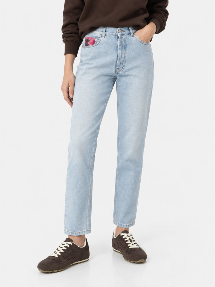 Belleville Jeans aus hellblauem Denim mit gehäkelten Taschen 