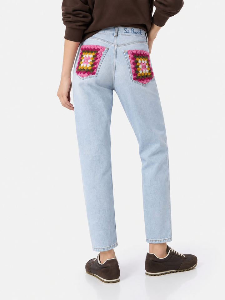 Belleville Jeans aus hellblauem Denim mit gehäkelten Taschen 