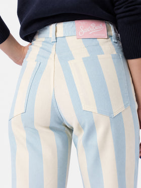 Jeans Belleville con stampa a righe azzurre