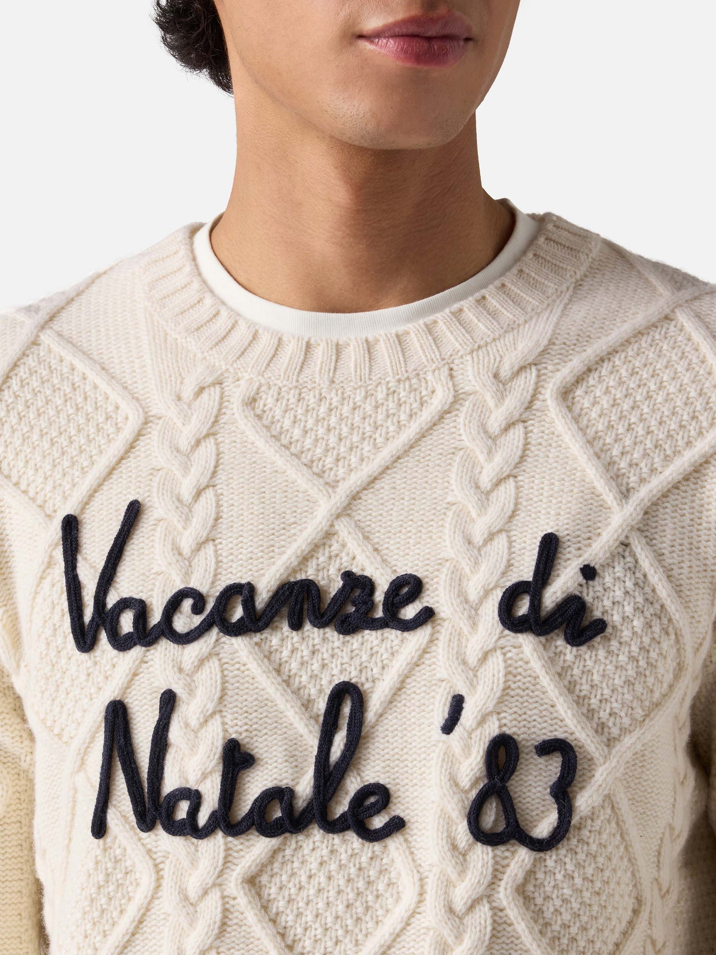 White crewneck sweater Bergen Tricot with Vacanze di Natale '83 embroidery