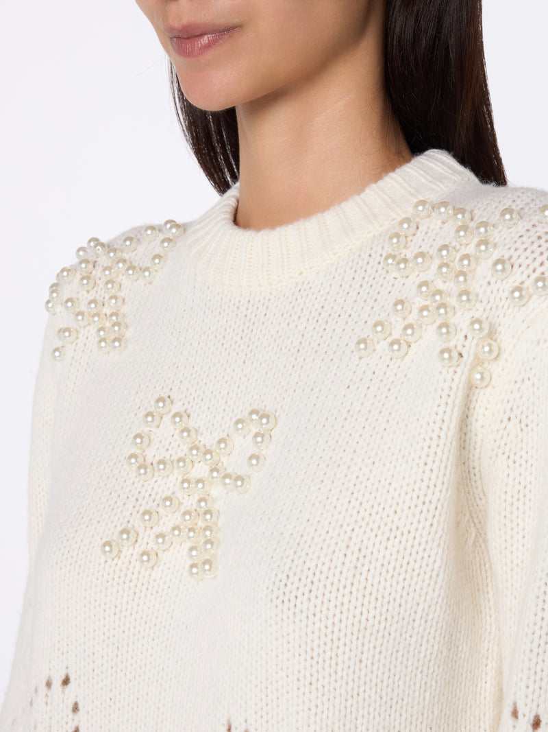 Woman white sweater Bloom with pearl-like beads