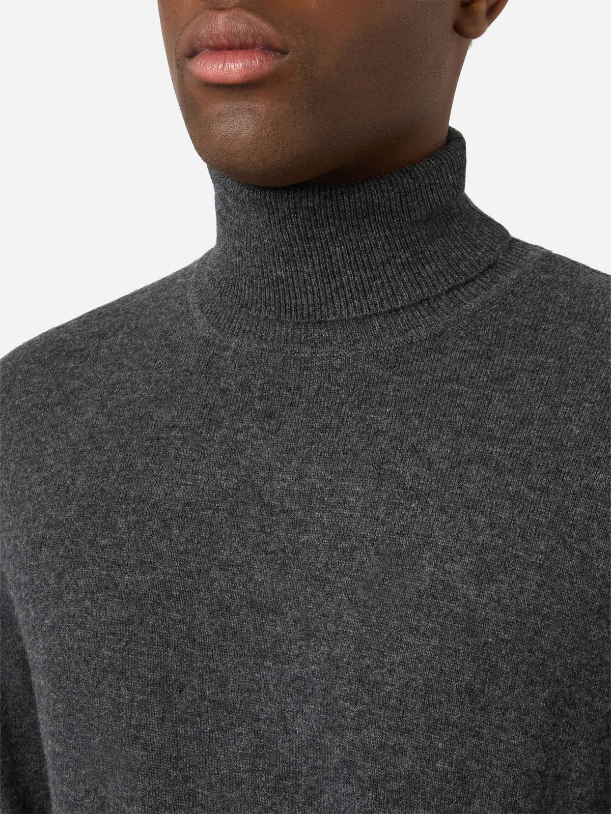 Grauer Rollkragenpullover aus Bond Merinowolle und Kaschmirmischung 