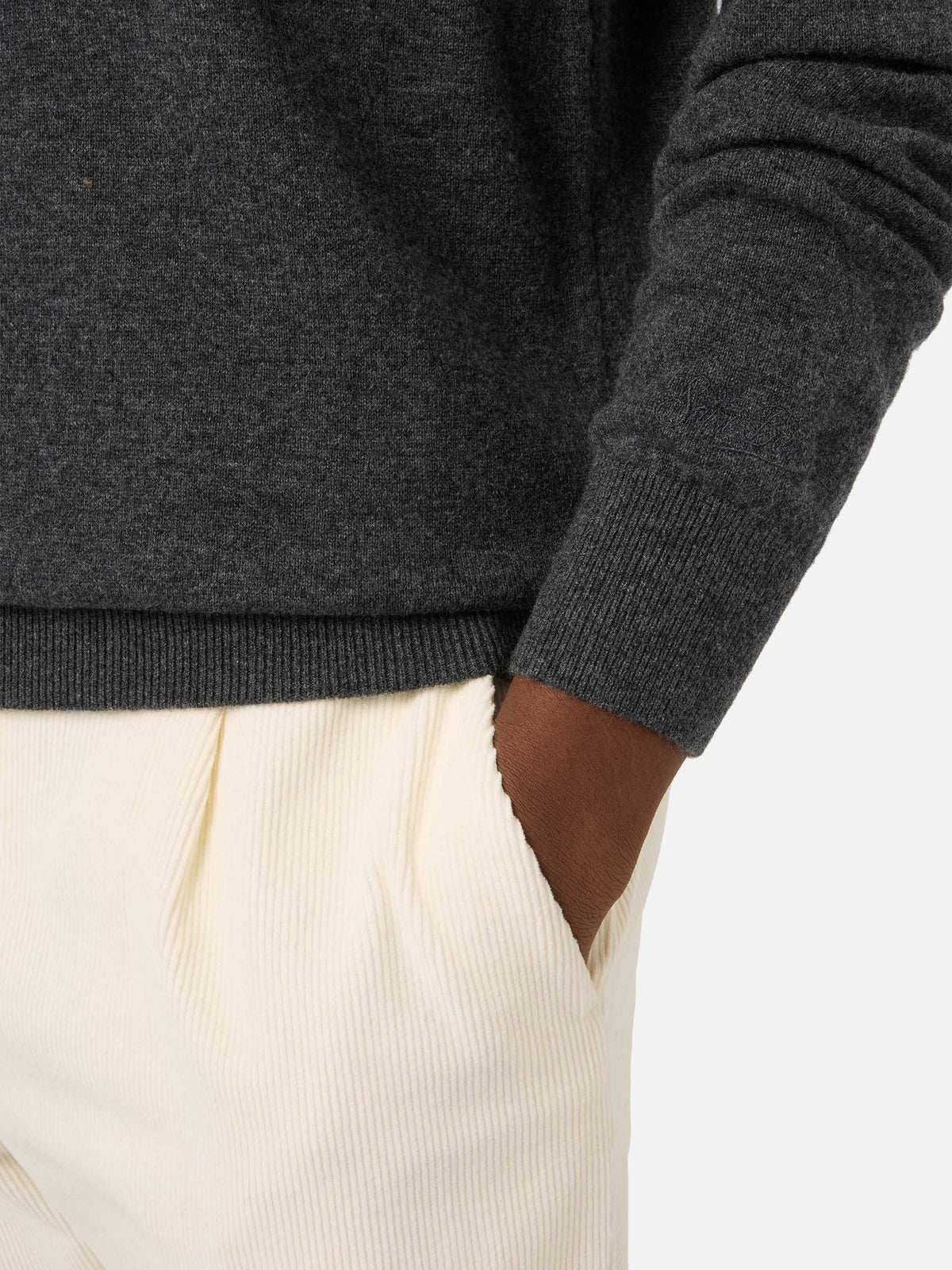 Grauer Rollkragenpullover aus Bond Merinowolle und Kaschmirmischung 