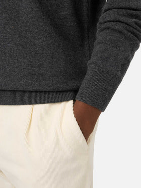 Grauer Rollkragenpullover aus Bond Merinowolle und Kaschmirmischung 