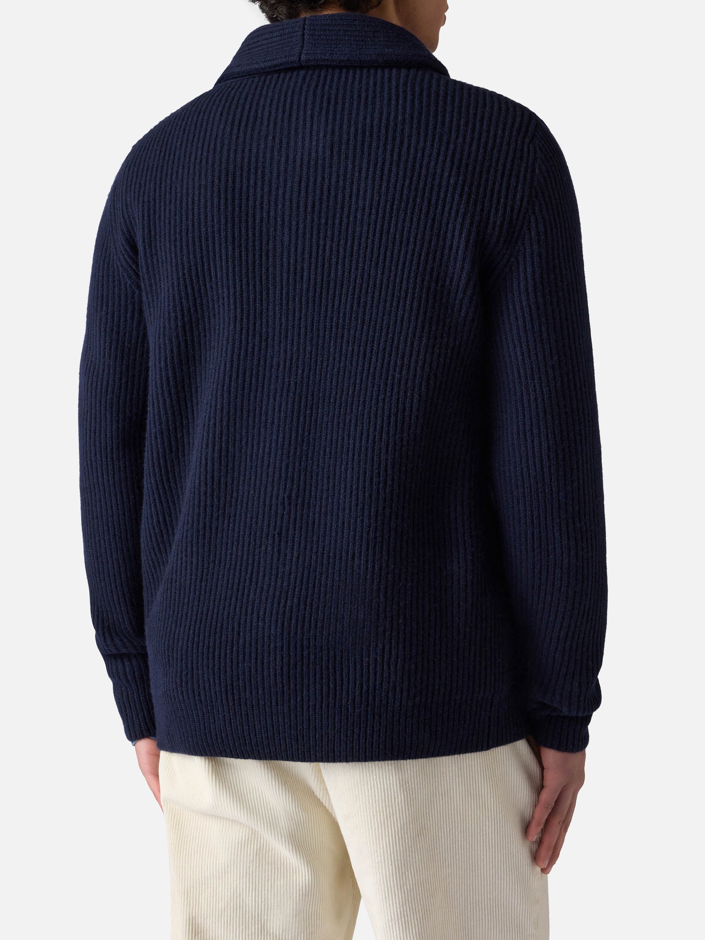 Blauer, gerippter Herren-Cardigan mit Schalkragen, Taschen und Aufnäher