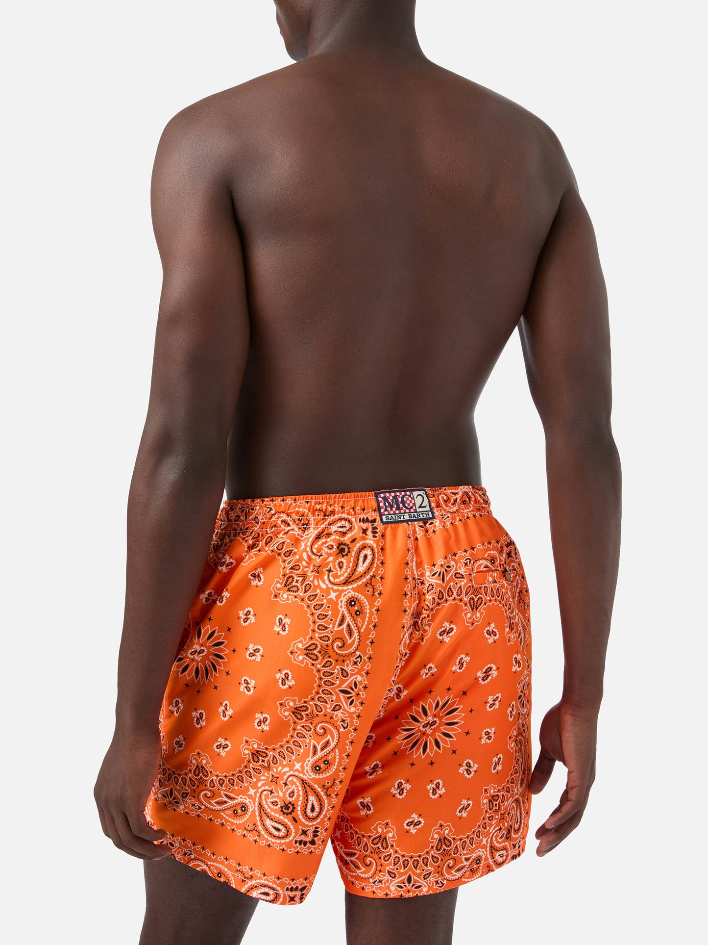 Herren-Badeshorts mit orangefarbenem Bandana-Aufdruck