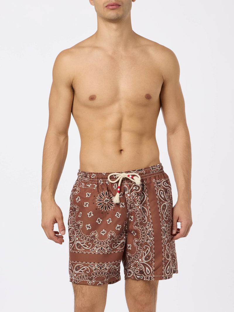 Herren-Badeshorts mit braunem Bandana-Print