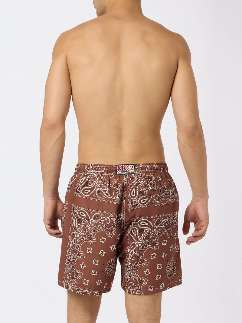 Herren-Badeshorts mit braunem Bandana-Print