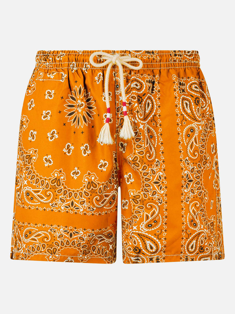 Herren-Badeshorts mit orangefarbenem Bandana-Aufdruck