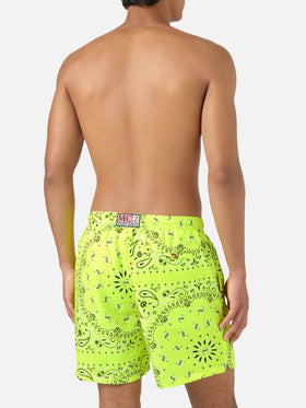 Caprese-Badeshorts mit Bandana-Muster in Fluogelb 
