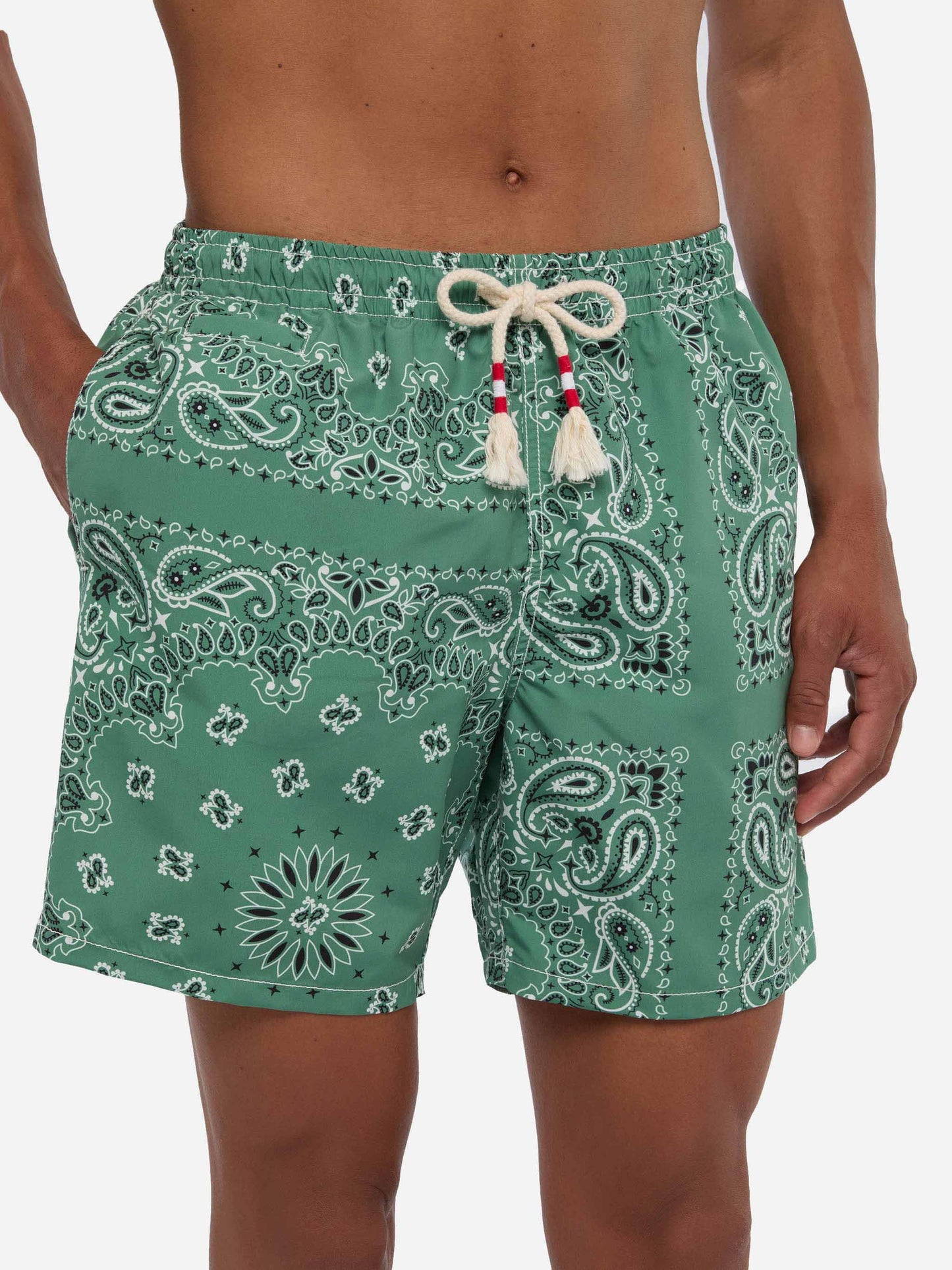 Mittellange Badeshorts Caprese mit militärgrünem Bandanna-Print