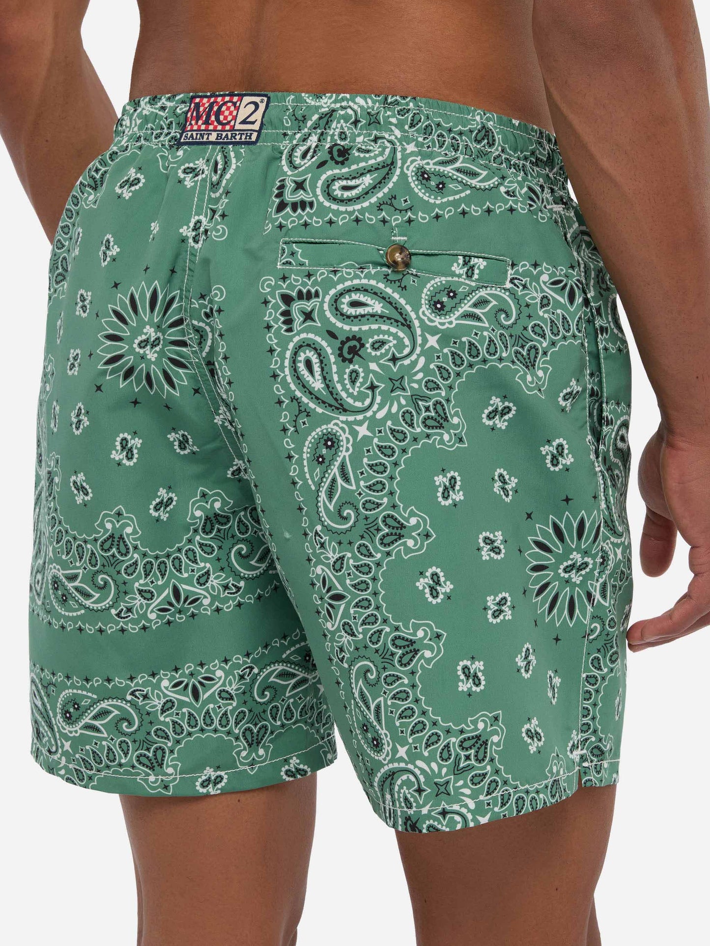 Mittellange Badeshorts Caprese mit militärgrünem Bandanna-Print
