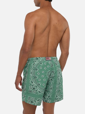 Mittellange Badeshorts Caprese mit militärgrünem Bandanna-Print