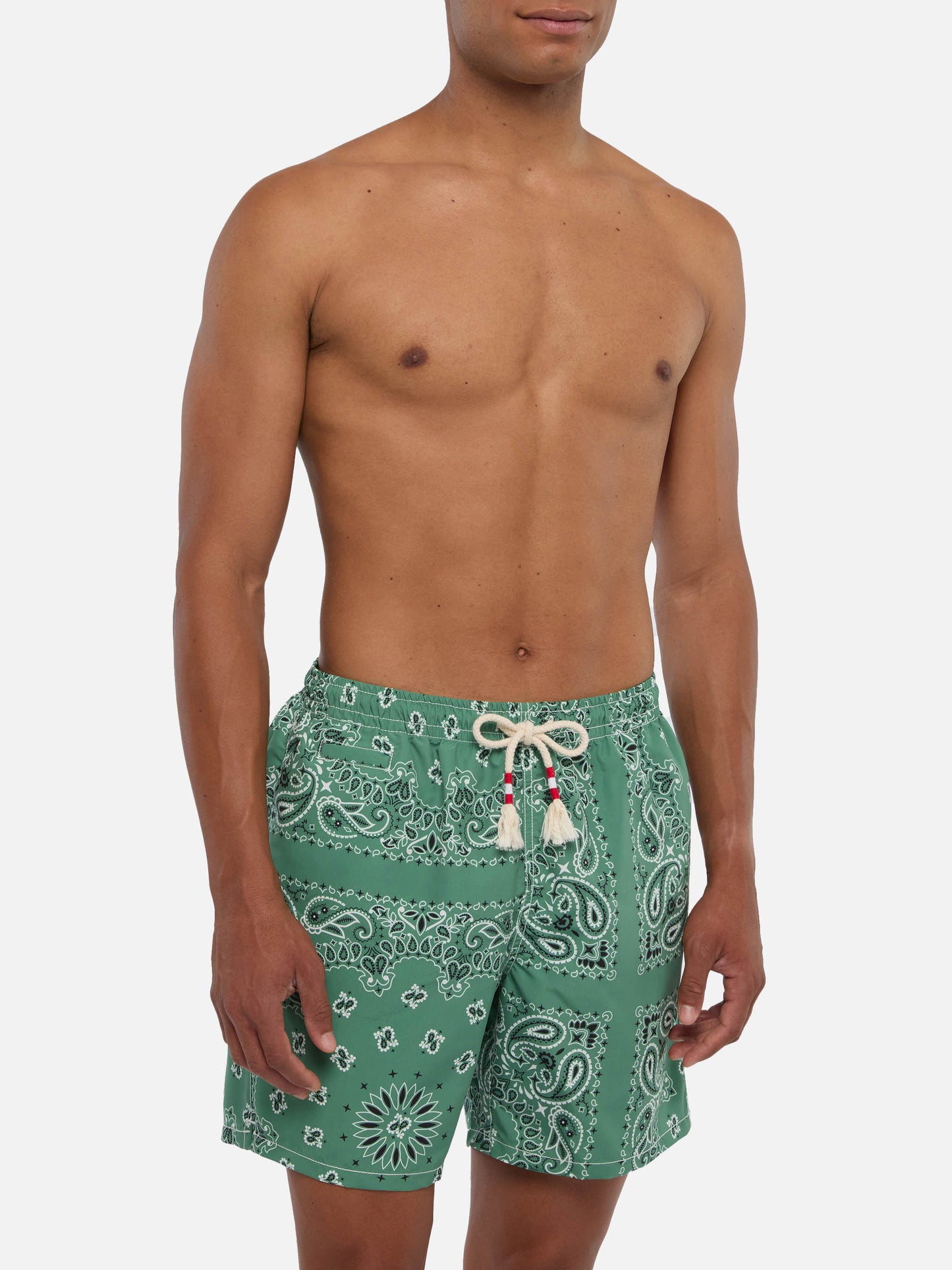 Mittellange Badeshorts Caprese mit militärgrünem Bandanna-Print