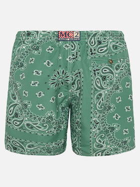 Mittellange Badeshorts Caprese mit militärgrünem Bandanna-Print