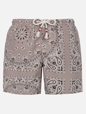 Mittellange Badeshorts Caprese mit beigem Bandanna-Print