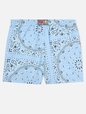 Caprese-Badeshorts mit hellblauem Bandana-Print 