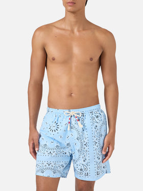Bañador tipo shorts Caprese con estampado bandana azul claro 