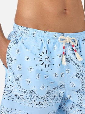 Bañador tipo shorts Caprese con estampado bandana azul claro 
