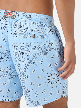 Bañador tipo shorts Caprese con estampado bandana azul claro 