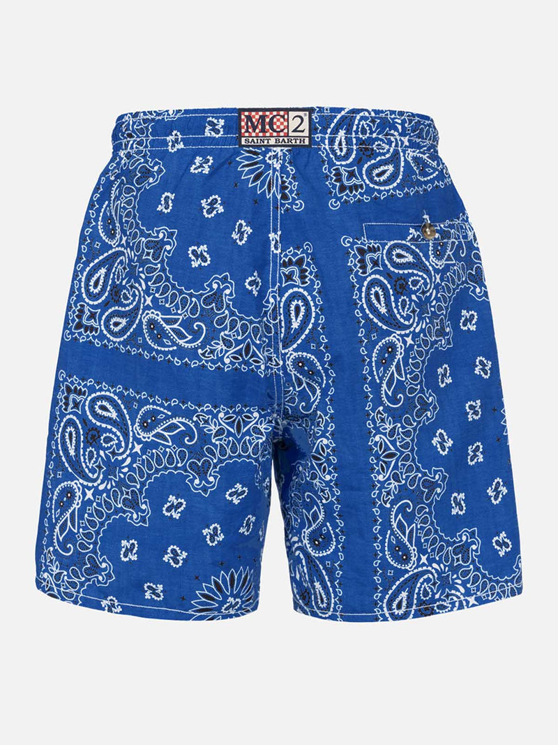 Herren-Badeshorts mit blauem Bandana-Print