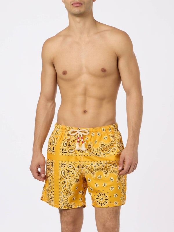 Herren-Badeshorts mit ockerfarbenem Bandana-Print