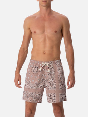 Mittellange Badeshorts Caprese mit beigem Bandanna-Print