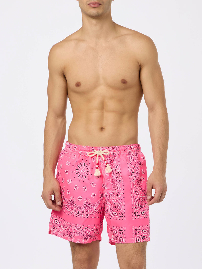 Herren-Badeshorts mit rosa Bandana-Aufdruck