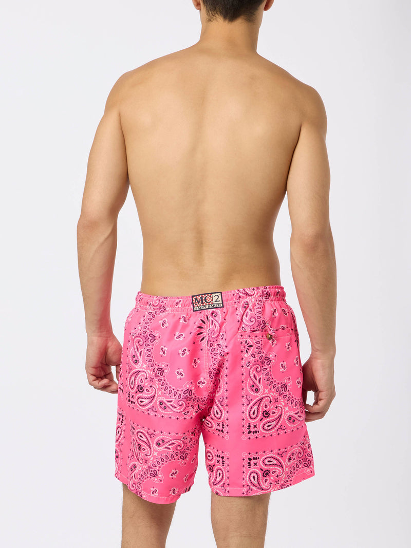 Herren-Badeshorts mit rosa Bandana-Aufdruck