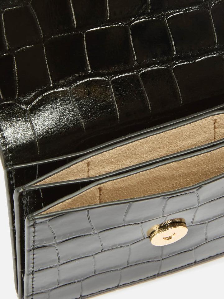 Tarjetero de piel negra con estampado croco 
