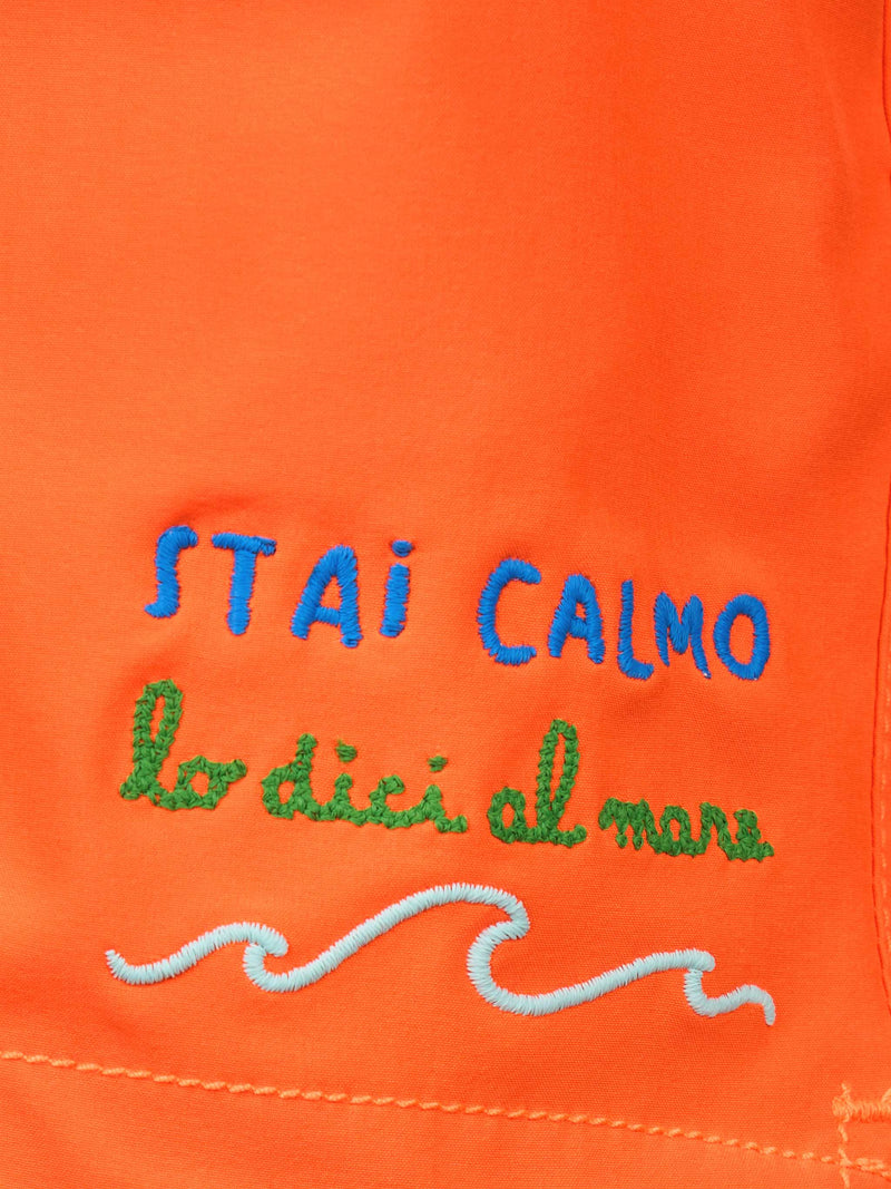 Boy Comfort Badeshorts mit „Stai Calmo Lo Dici Al Mare“-Stickerei